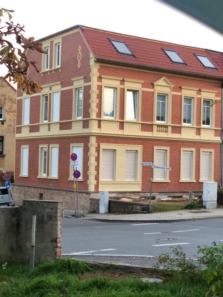 Hausfassade nachher. Fassadensanierung und Fassadenrestaurierung in Eisenberg und Umgebung. Fassadenreinigung