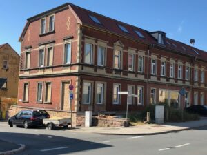 Hausfassade vorher. Fassadensanierung und Fassadenrestaurierung in Eisenberg und Umgebung.